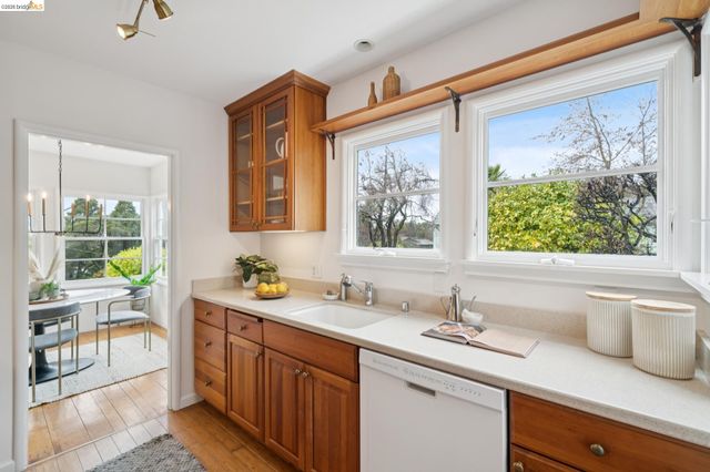 4200 Mountain View Ave, Oakland, CA 94605