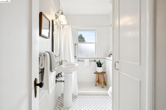 4200 Mountain View Ave, Oakland, CA 94605