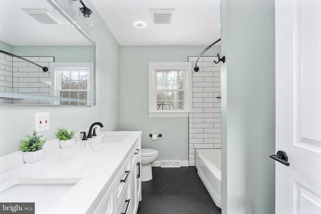 8 PATRICK HENRY ST, Fredericksburg, VA 22405