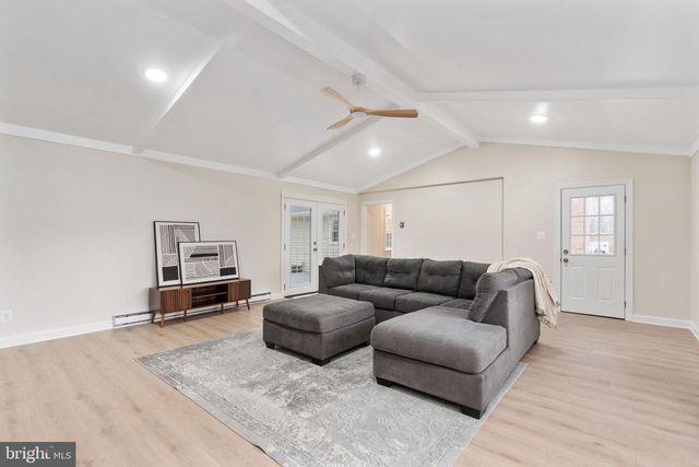 8 PATRICK HENRY ST, Fredericksburg, VA 22405