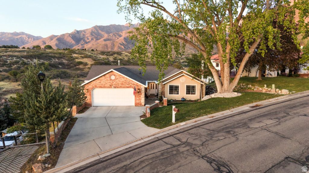 Image 2 of property listing at 10721 S DIMPLE DELL DR, Sandy, UT 84092