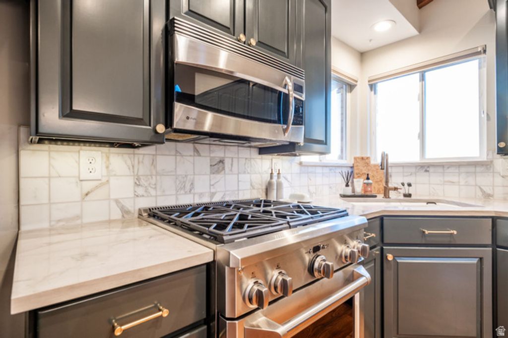 Image 11 of property listing at 10721 S DIMPLE DELL DR, Sandy, UT 84092