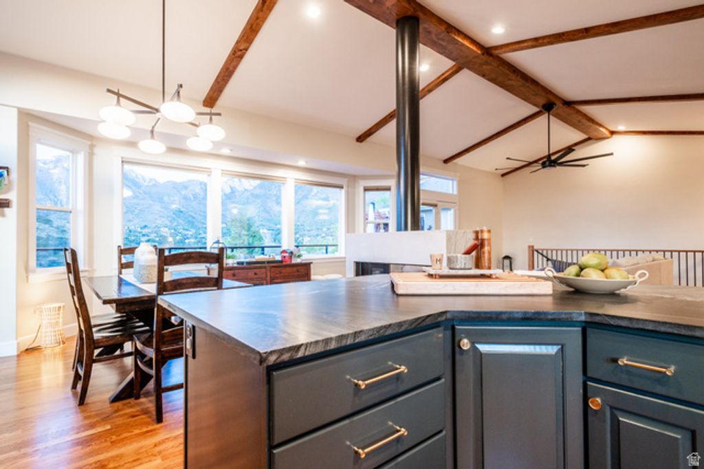 Image 12 of property listing at 10721 S DIMPLE DELL DR, Sandy, UT 84092