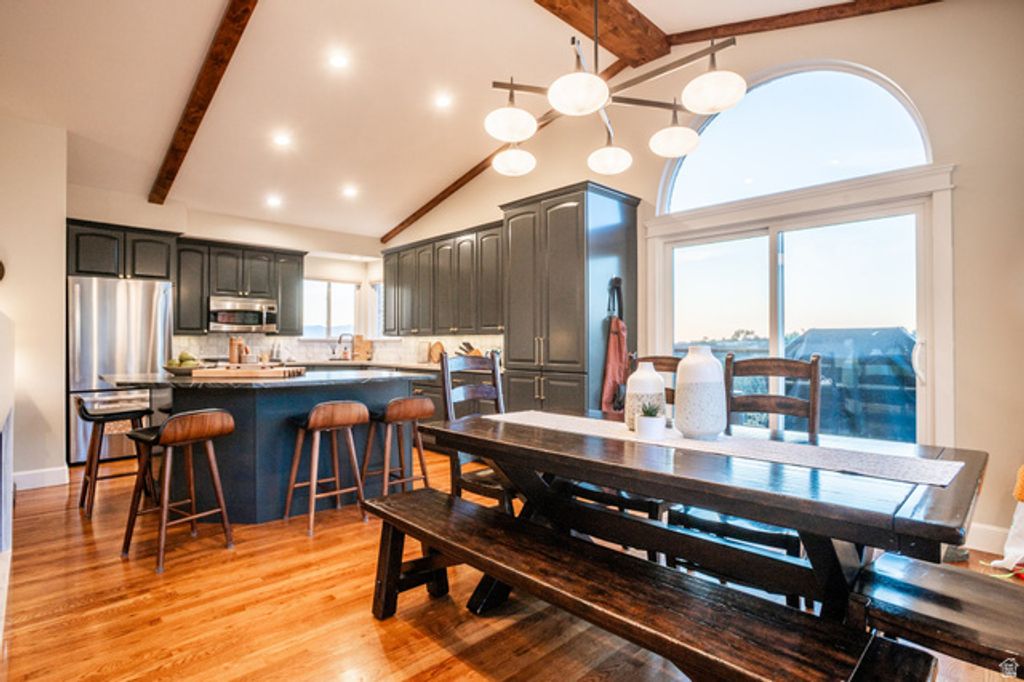 Image 13 of property listing at 10721 S DIMPLE DELL DR, Sandy, UT 84092