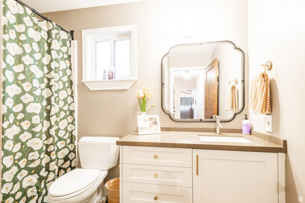 Image 22 of property listing at 10721 S DIMPLE DELL DR, Sandy, UT 84092