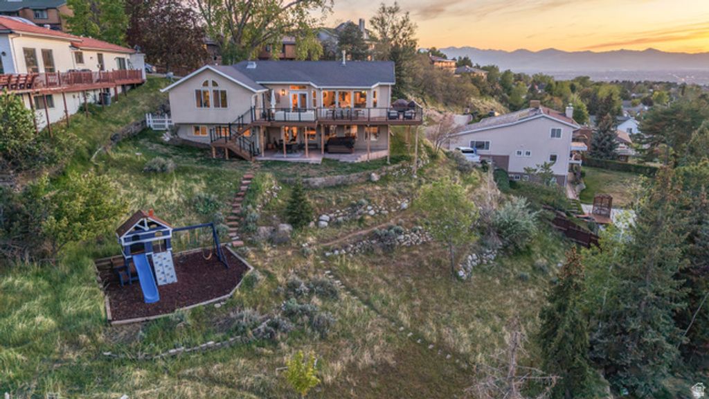 Image 4 of property listing at 10721 S DIMPLE DELL DR, Sandy, UT 84092