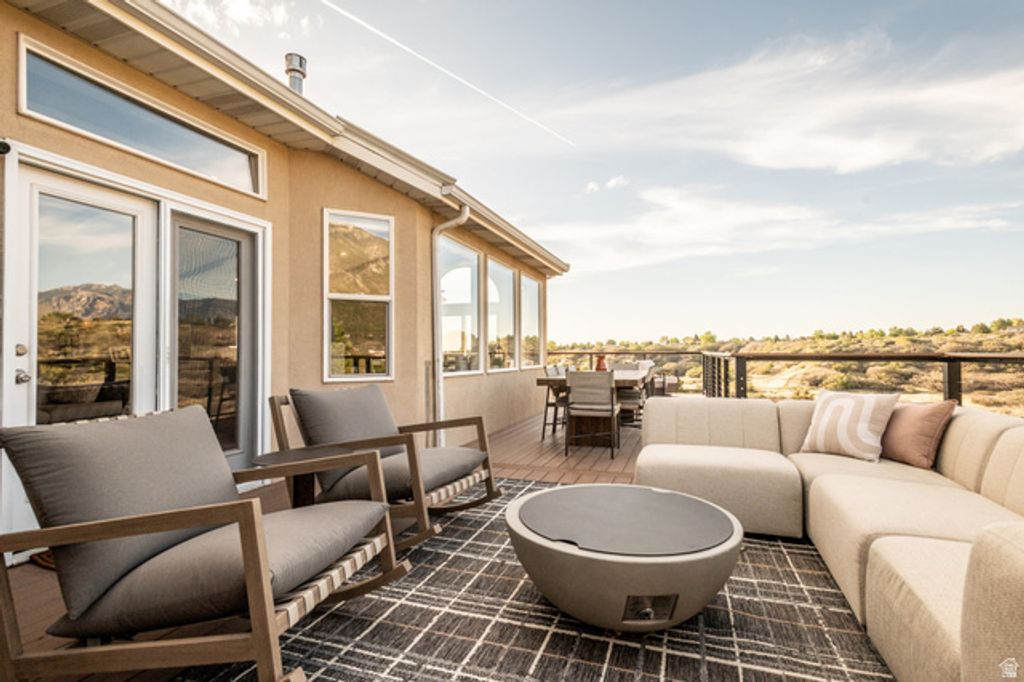 Image 31 of property listing at 10721 S DIMPLE DELL DR, Sandy, UT 84092