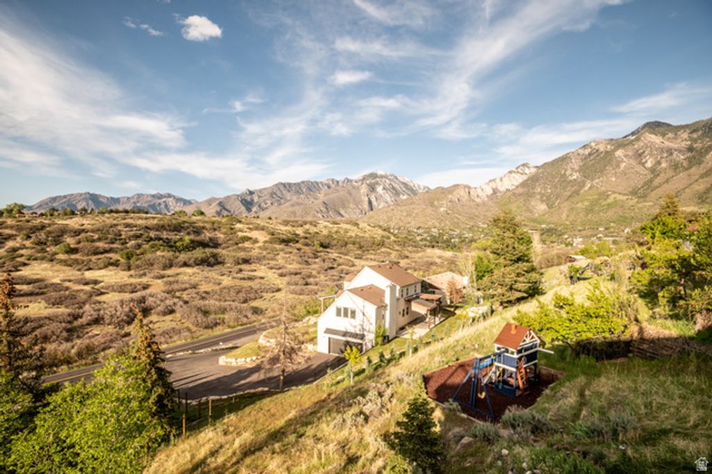 Image 6 of property listing at 10721 S DIMPLE DELL DR, Sandy, UT 84092