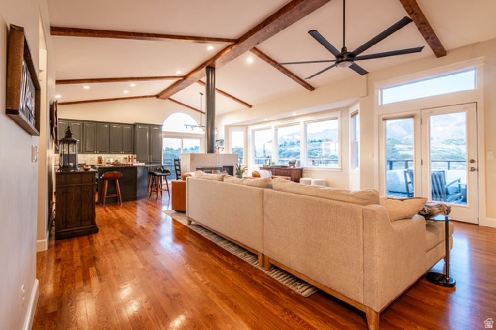 Image 8 of property listing at 10721 S DIMPLE DELL DR, Sandy, UT 84092