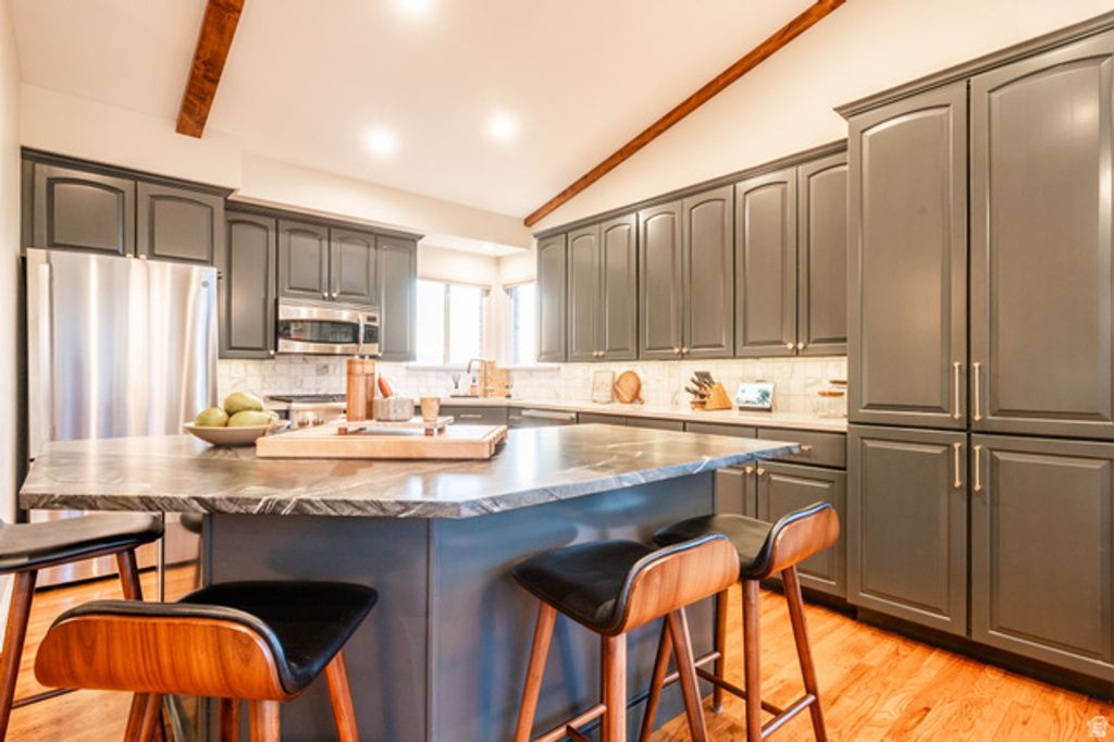 Image 10 of property listing at 10721 S DIMPLE DELL DR, Sandy, UT 84092