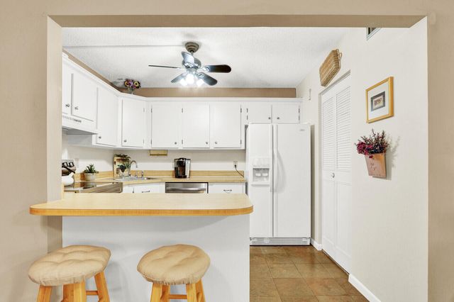 338 Knotty Pine Circle D1, Greenacres, FL 33463