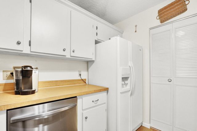 338 Knotty Pine Circle D1, Greenacres, FL 33463