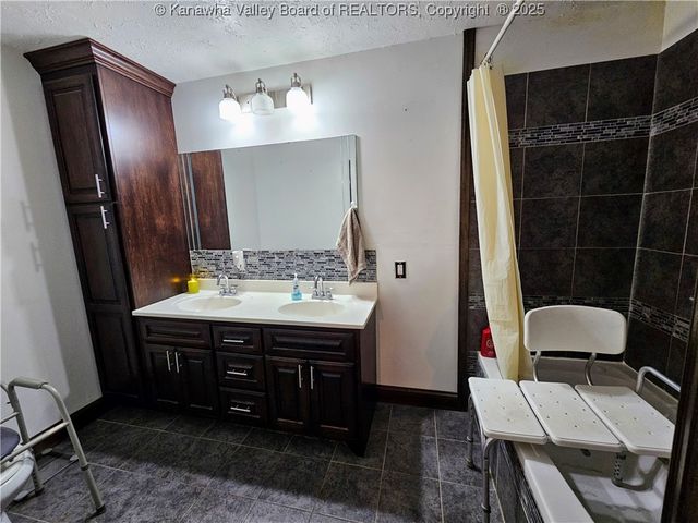 96 Kelly Lane, Gallipolis Ferry, WV 25515