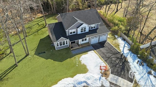 4 lotto court Road, Lake Grove, NY 11755