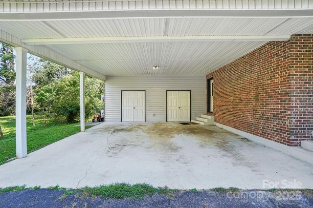 710 Heatherwood Drive, Hendersonville, NC 28792