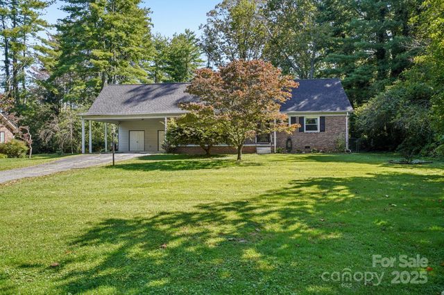 710 Heatherwood Drive, Hendersonville, NC 28792