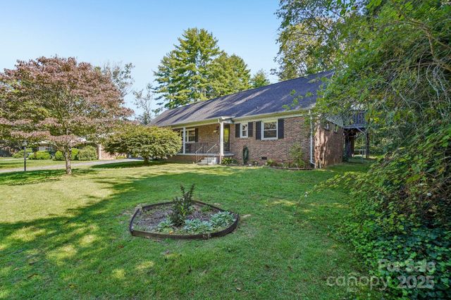 710 Heatherwood Drive, Hendersonville, NC 28792