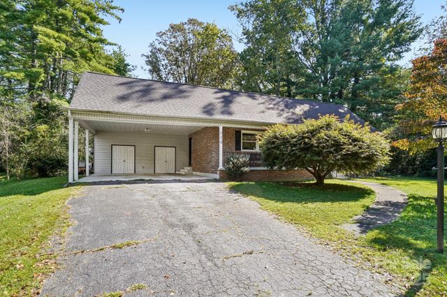 710 Heatherwood Drive, Hendersonville, NC 28792