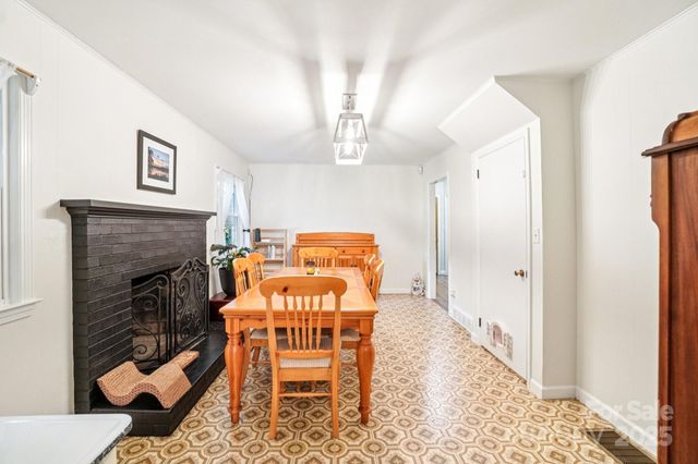 710 Heatherwood Drive, Hendersonville, NC 28792