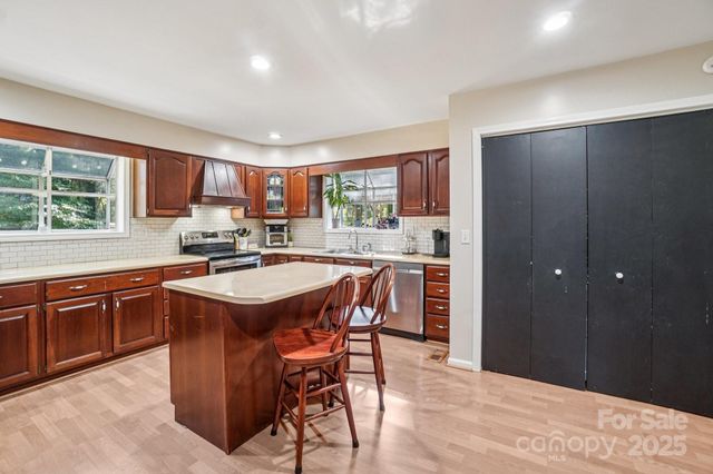 710 Heatherwood Drive, Hendersonville, NC 28792