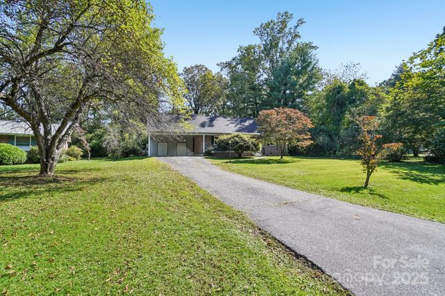710 Heatherwood Drive, Hendersonville, NC 28792