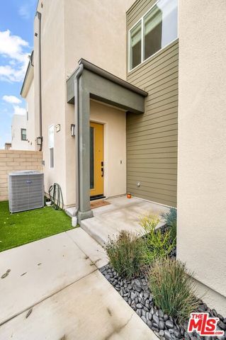 27525 Illumination Court, Valencia, CA 91381