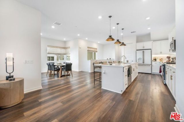 27525 Illumination Court, Valencia, CA 91381