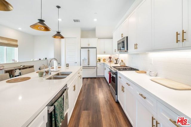 27525 Illumination Court, Valencia, CA 91381