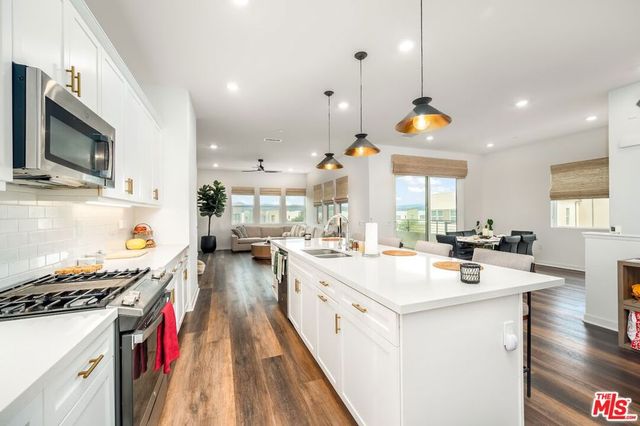 27525 Illumination Court, Valencia, CA 91381