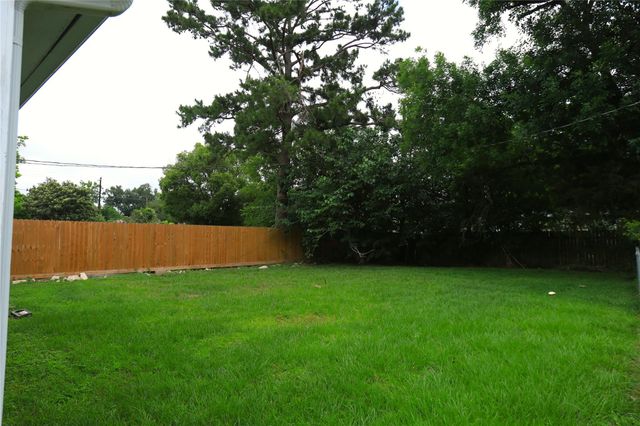 713 S Valderas Street, Angleton, TX 77515