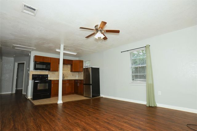 713 S Valderas Street, Angleton, TX 77515