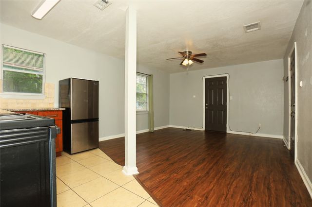 713 S Valderas Street, Angleton, TX 77515