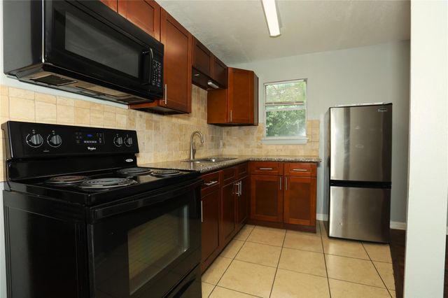 713 S Valderas Street, Angleton, TX 77515