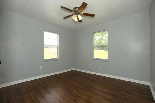 713 S Valderas Street, Angleton, TX 77515