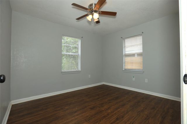 713 S Valderas Street, Angleton, TX 77515