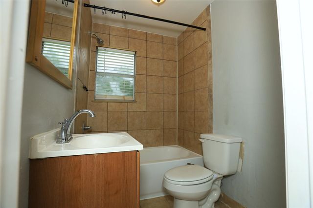 713 S Valderas Street, Angleton, TX 77515