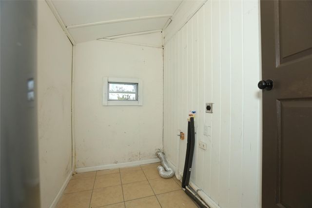 713 S Valderas Street, Angleton, TX 77515