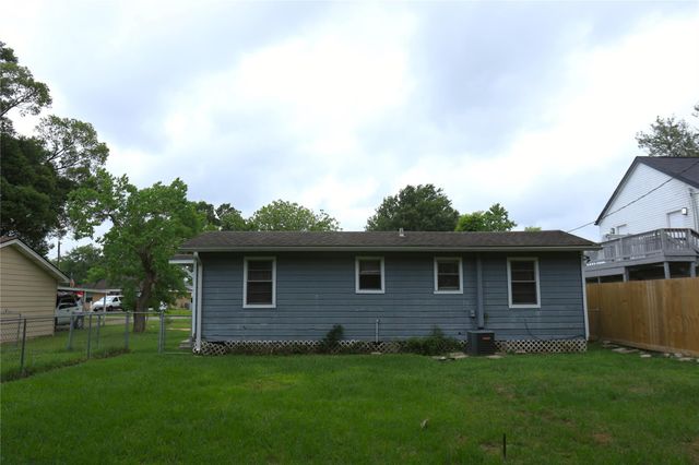 713 S Valderas Street, Angleton, TX 77515