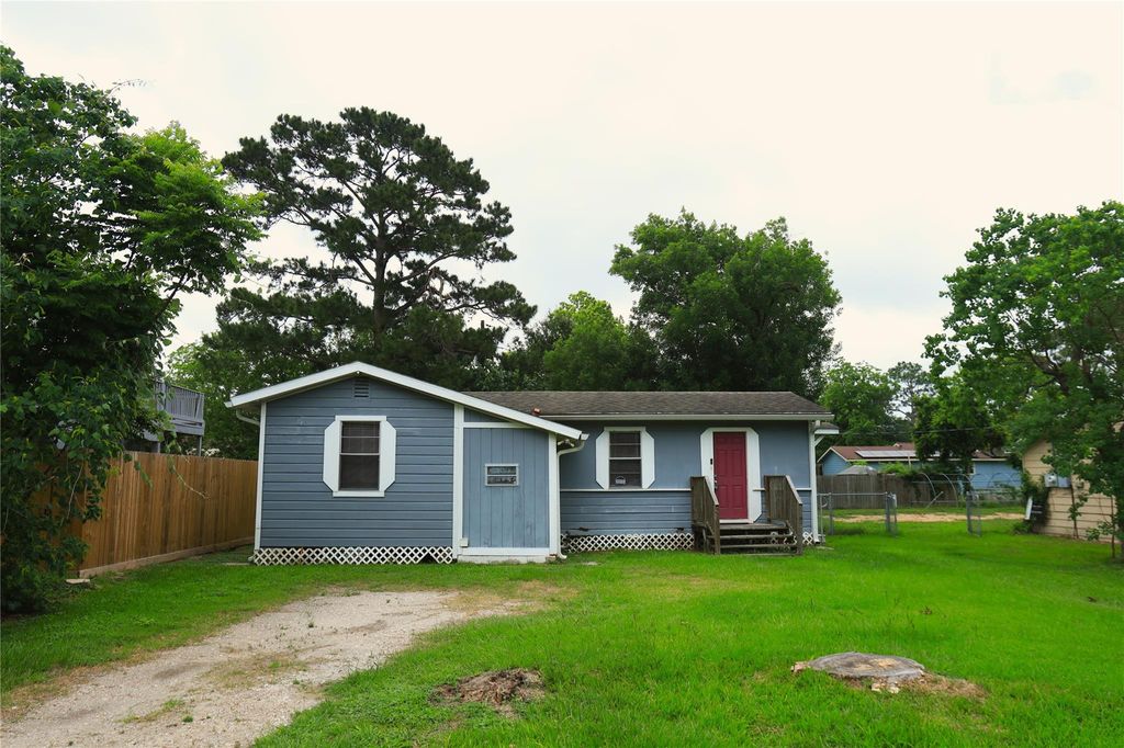 713 S Valderas Street, Angleton, TX 77515
