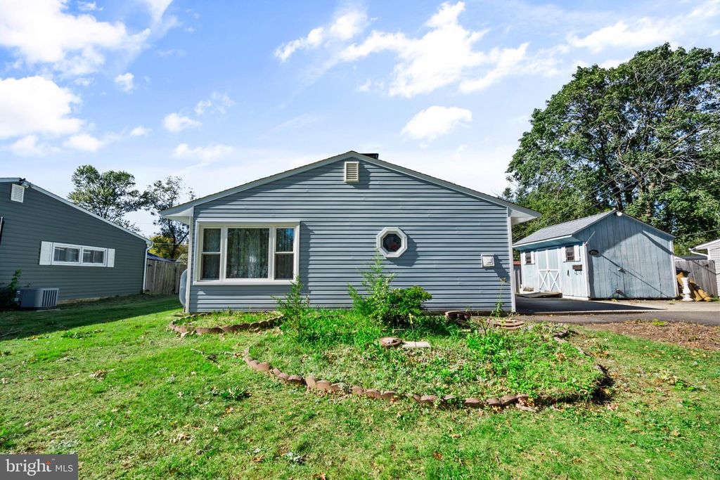 260 THORNRIDGE DR, LEVITTOWN, PA 19054 — exterior