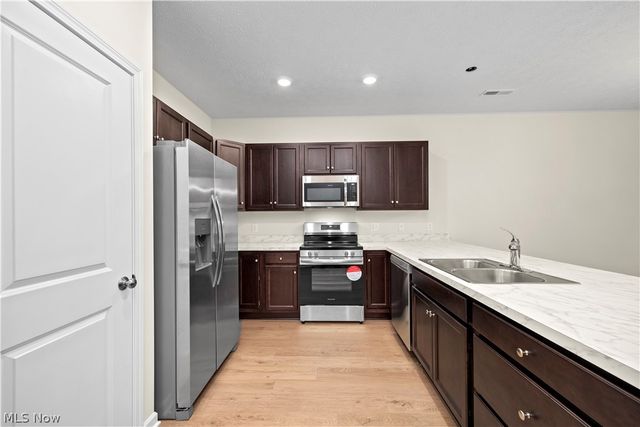 509 Eldemire Lane, Elyria, OH 44035
