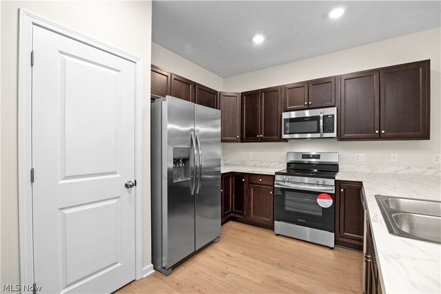 509 Eldemire Lane, Elyria, OH 44035