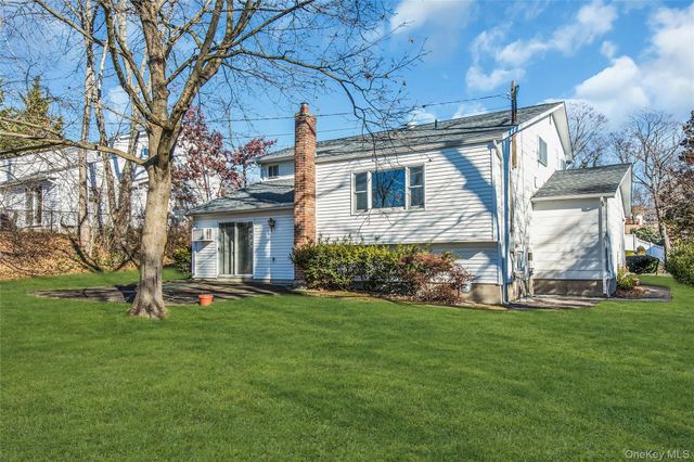 30 Glacier Drive, Smithtown, NY 11787