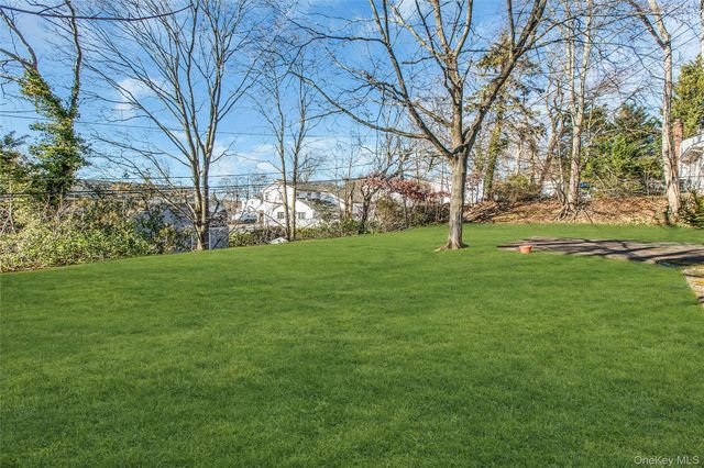 30 Glacier Drive, Smithtown, NY 11787