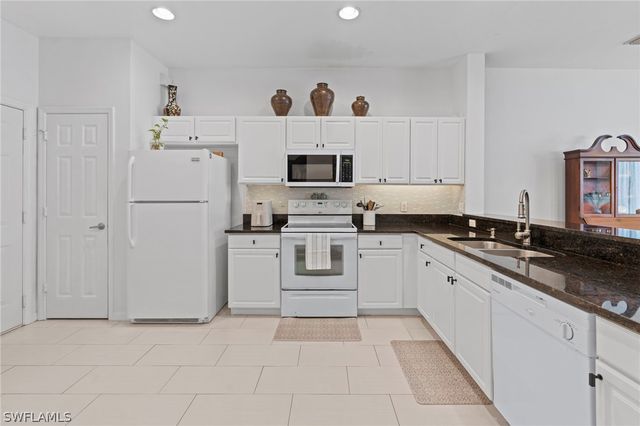 941 Hampton CIR 109, Naples, FL 34105