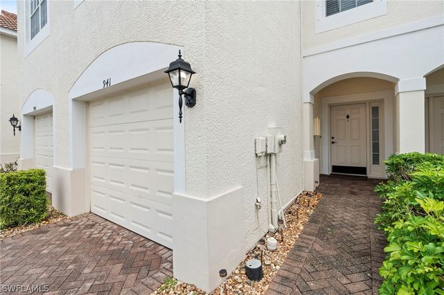 941 Hampton CIR 109, Naples, FL 34105