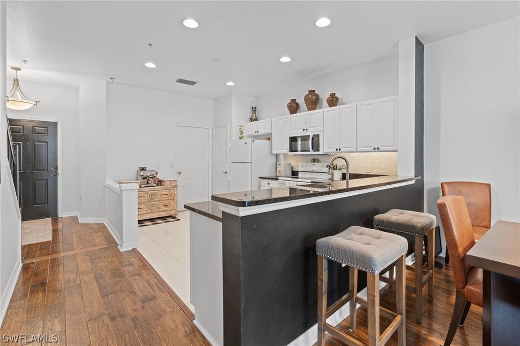 941 Hampton CIR 109, Naples, FL 34105