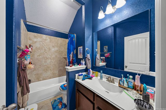 1510 Snowy Owl Dr, San Antonio, TX 78245