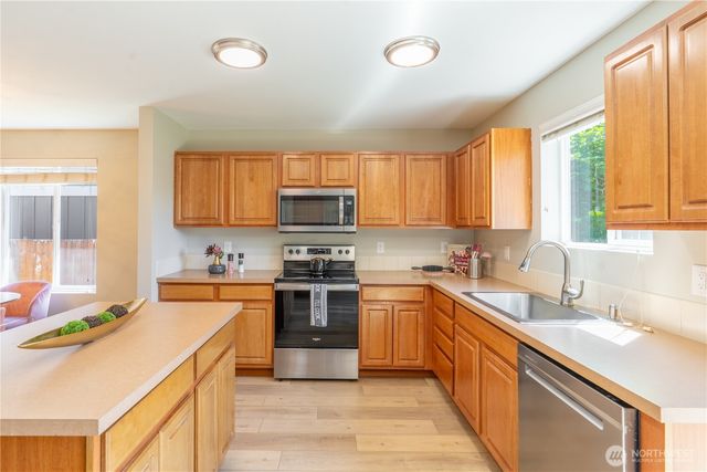 242 Riggs Drive E, Enumclaw, WA 98022