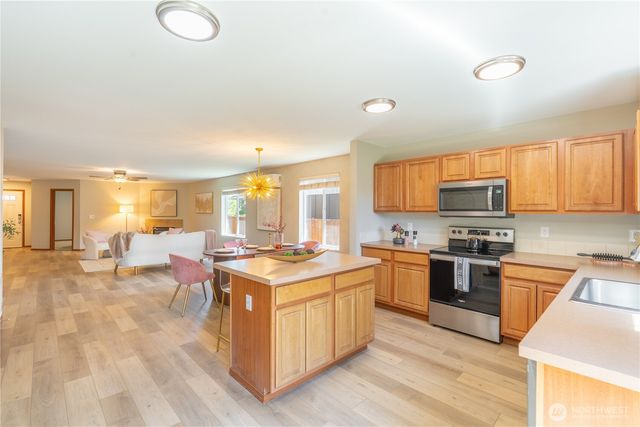 242 Riggs Drive E, Enumclaw, WA 98022